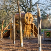 Bild vom Spielplatz anzeigen.