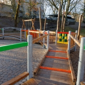 Bild vom Spielplatz anzeigen.