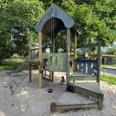 Bild vom Spielplatz anzeigen.