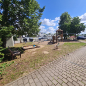 Bild vom Spielplatz anzeigen.