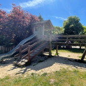 Bild vom Spielplatz anzeigen.