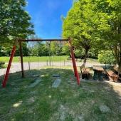 Bild vom Spielplatz anzeigen.