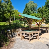 Bild vom Spielplatz anzeigen.