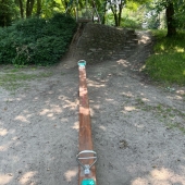 Bild vom Spielplatz anzeigen.