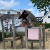 Bild vom Spielplatz anzeigen.