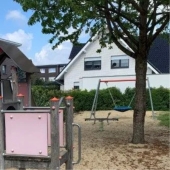 Bild vom Spielplatz anzeigen.