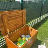 Bild vom Spielplatz anzeigen.
