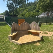 Bild vom Spielplatz anzeigen.