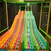 Bild vom Spielplatz anzeigen.