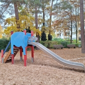 Bild vom Spielplatz anzeigen.