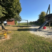 Bild vom Spielplatz anzeigen.