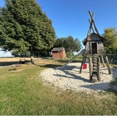 Bild vom Spielplatz anzeigen.