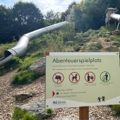 Bild vom Spielplatz anzeigen.