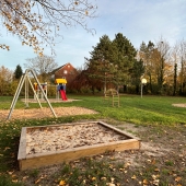 Bild vom Spielplatz anzeigen.