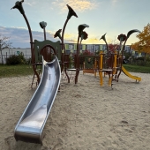 Bild vom Spielplatz anzeigen.