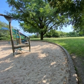 Bild vom Spielplatz anzeigen.