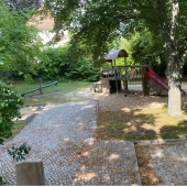 Bild vom Spielplatz anzeigen.