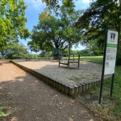 Bild vom Spielplatz anzeigen.