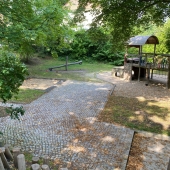 Bild vom Spielplatz anzeigen.