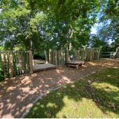 Bild vom Spielplatz anzeigen.