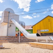 Bild vom Spielplatz anzeigen.