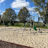 Bild vom Spielplatz anzeigen.