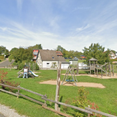 Bild vom Spielplatz anzeigen.