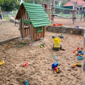 Bild vom Spielplatz anzeigen.