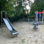 Bild vom Spielplatz anzeigen.