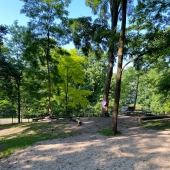 Bild vom Spielplatz anzeigen.