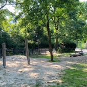 Bild vom Spielplatz anzeigen.