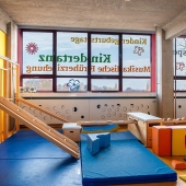 Bild vom Spielplatz anzeigen.