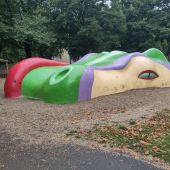 Bild vom Spielplatz anzeigen.