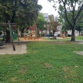Bild vom Spielplatz anzeigen.