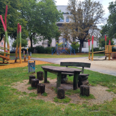 Bild vom Spielplatz anzeigen.