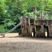 Bild vom Spielplatz anzeigen.