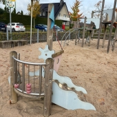 Bild vom Spielplatz anzeigen.