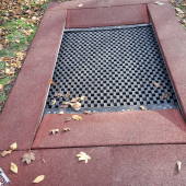 Bild vom Spielplatz anzeigen.