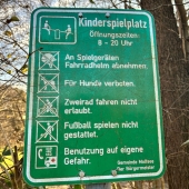 Bild vom Spielplatz anzeigen.