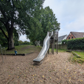 Bild vom Spielplatz anzeigen.