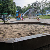 Bild vom Spielplatz anzeigen.