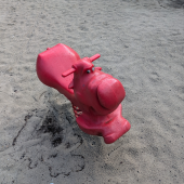 Bild vom Spielplatz anzeigen.