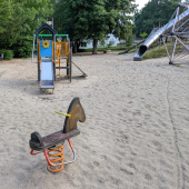 Bild vom Spielplatz anzeigen.