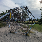 Bild vom Spielplatz anzeigen.