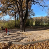 Bild vom Spielplatz anzeigen.
