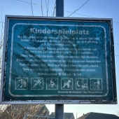 Bild vom Spielplatz anzeigen.