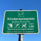 Bild vom Spielplatz anzeigen.