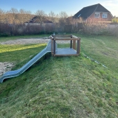 Bild vom Spielplatz anzeigen.