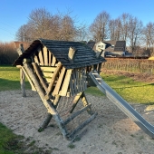 Bild vom Spielplatz anzeigen.