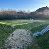 Bild vom Spielplatz anzeigen.
